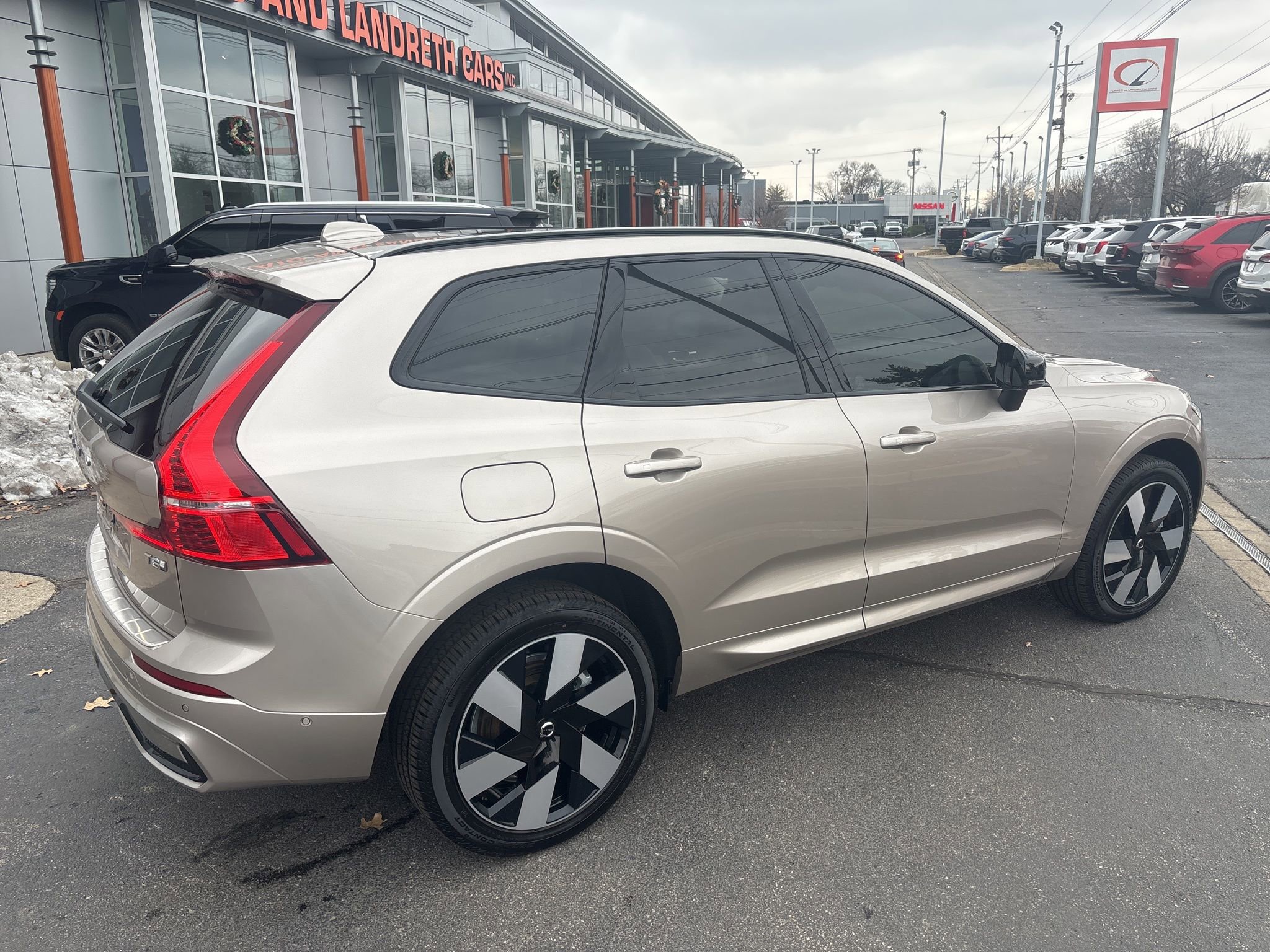 Used 2025 Volvo XC60 T8 Plus w/ Protection Package Premier image 3