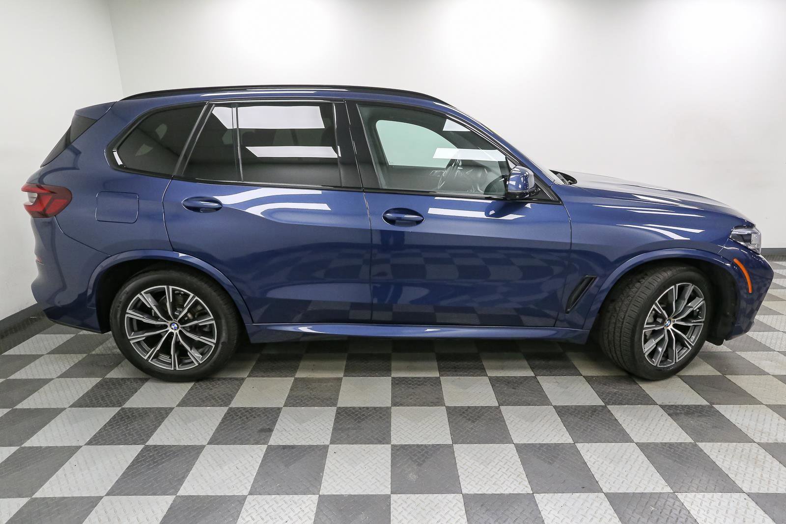Used 2021 BMW X5 xDrive40i w/ M Sport Package image 7