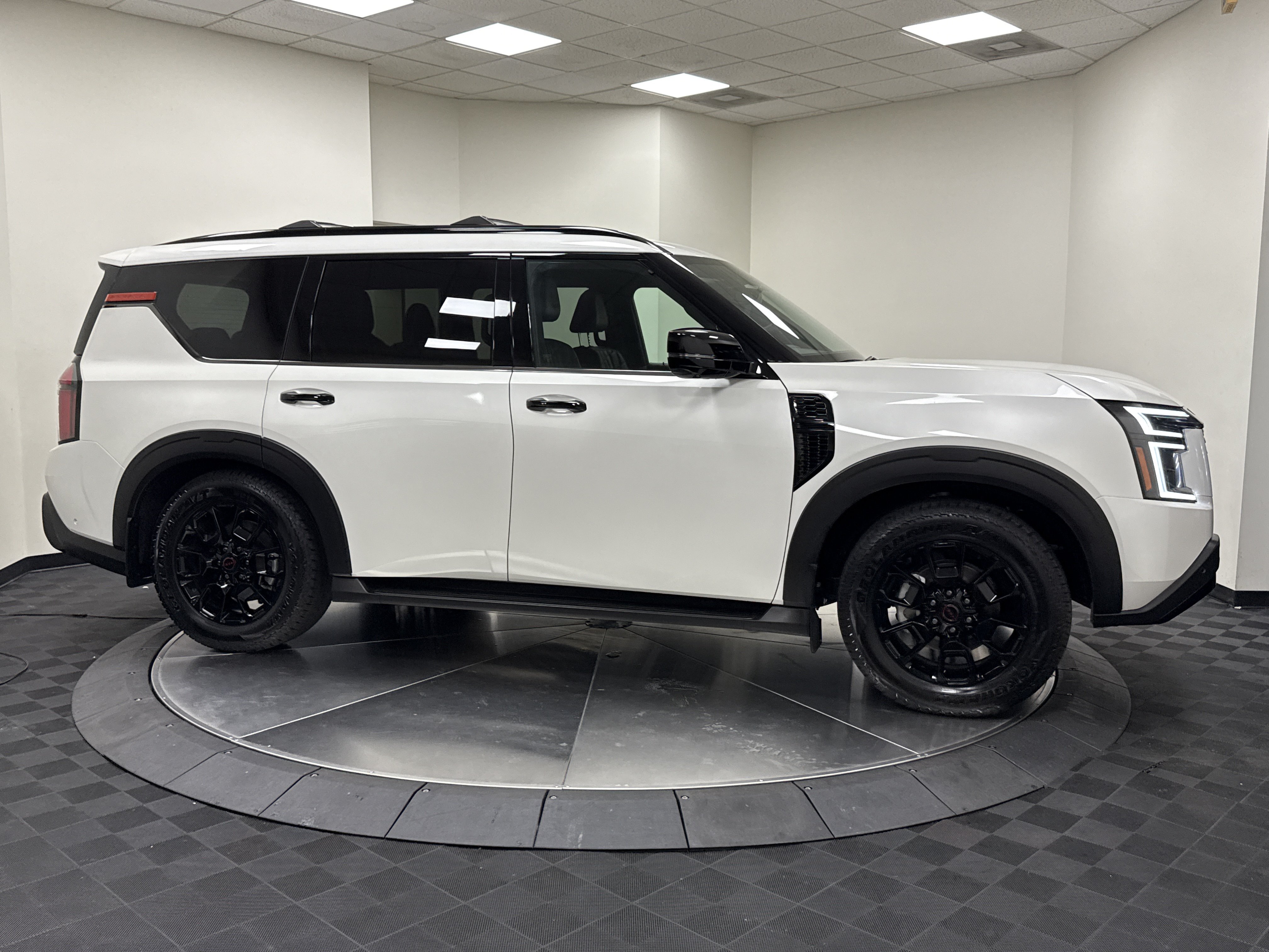 Used 2026 Nissan Armada PRO-4X w/ Captain's Chari Seat Package AWD/4WD image 8
