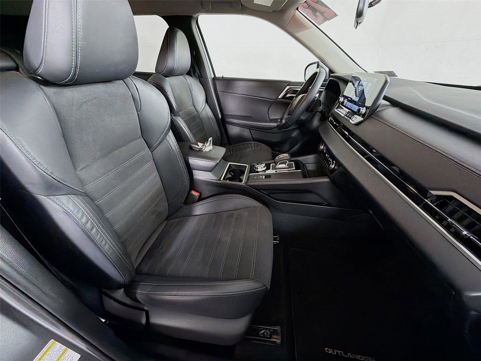 Used 2023 Mitsubishi Outlander SE AWD/4WD image 29