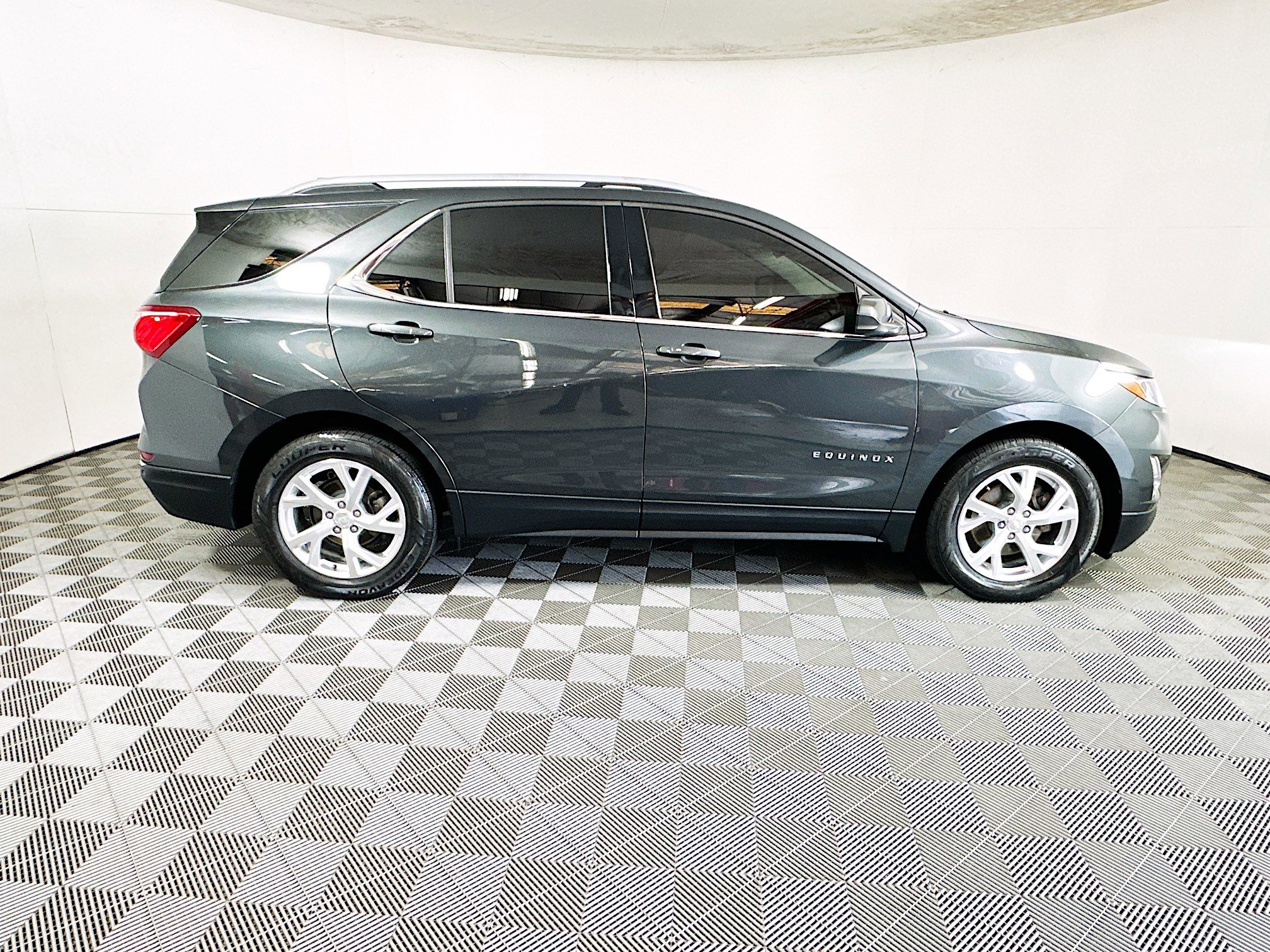 Used 2020 Chevrolet Equinox LT FWD image 2