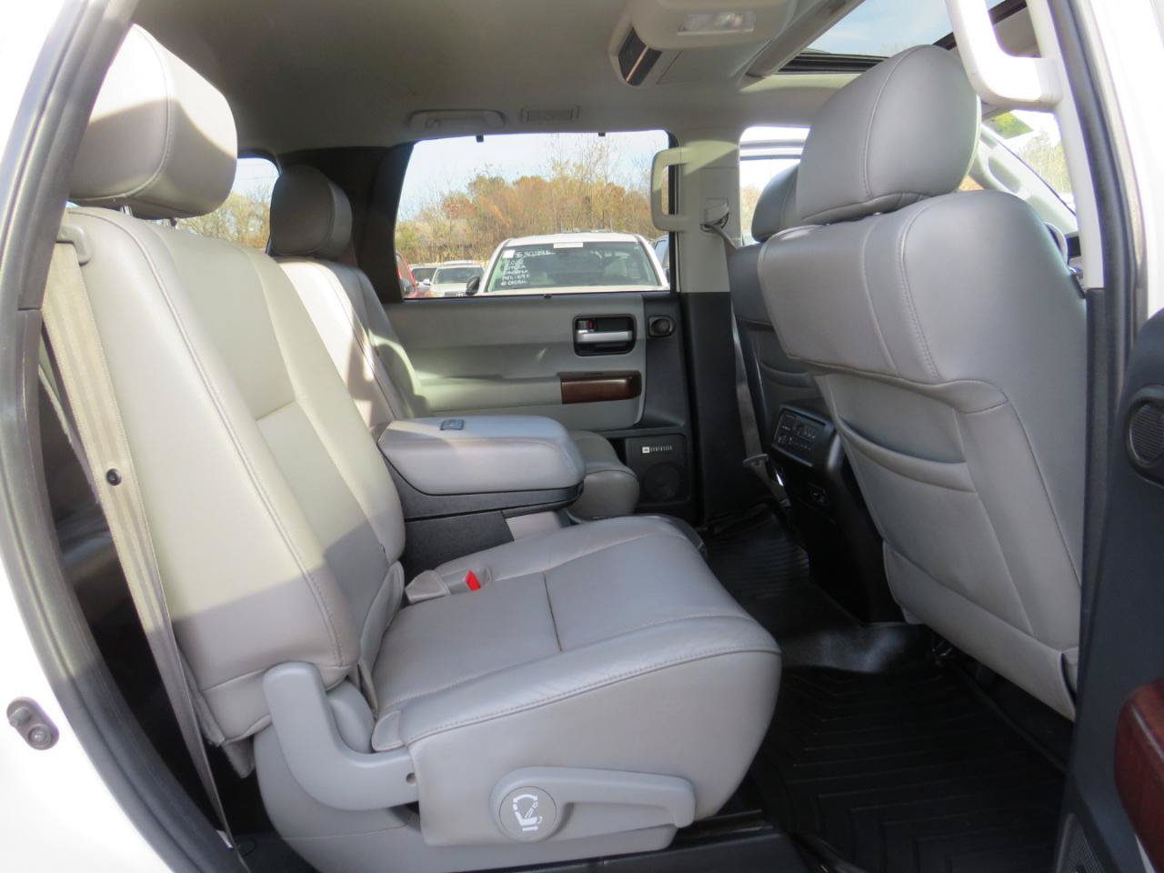 Used 2015 Toyota Sequoia Platinum AWD/4WD image 32