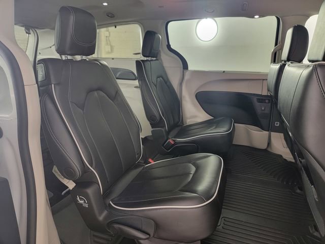 Used 2023 Chrysler Pacifica Limited AWD/4WD image 18