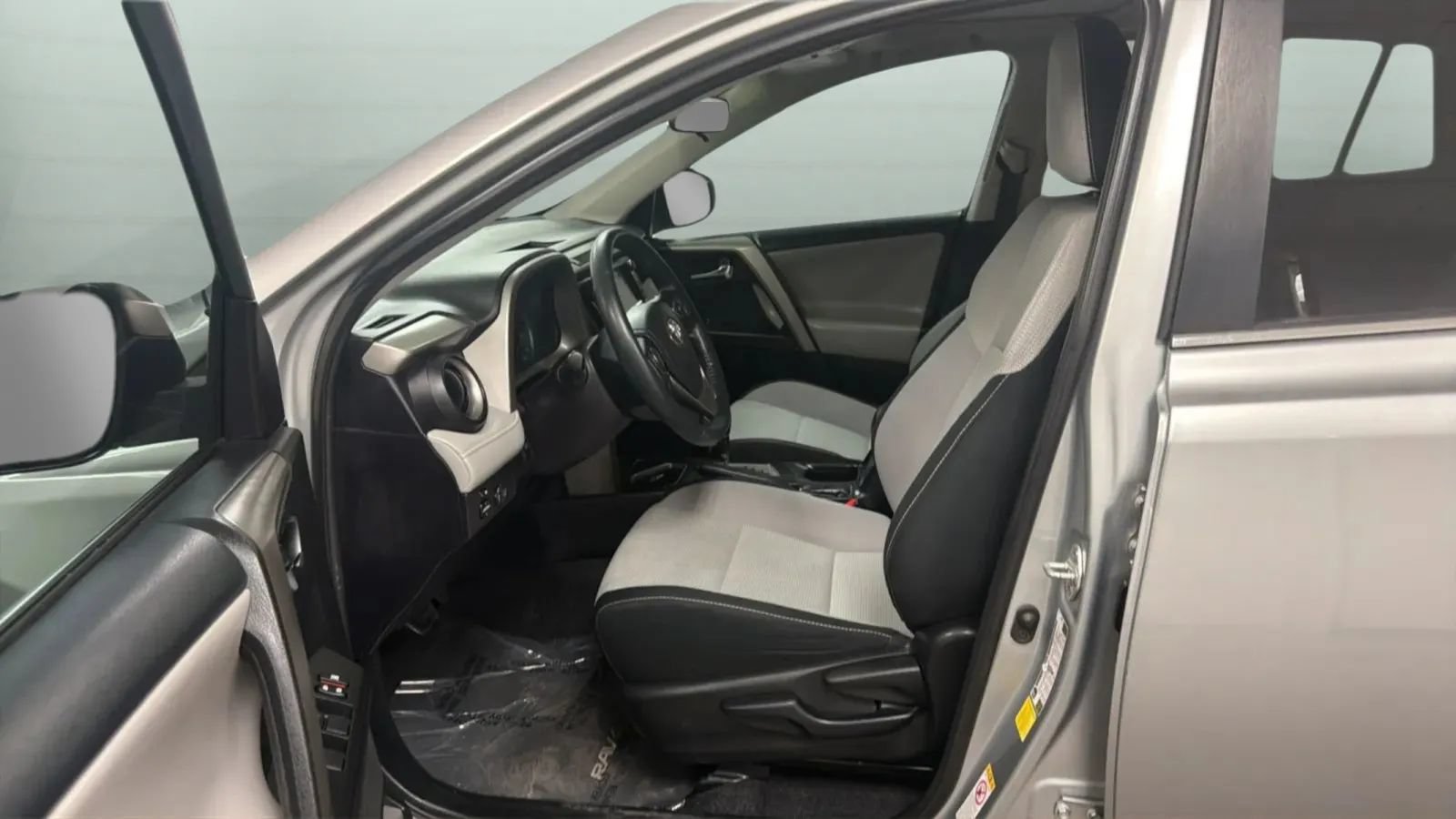 Used 2018 Toyota RAV4 XLE FWD image 21