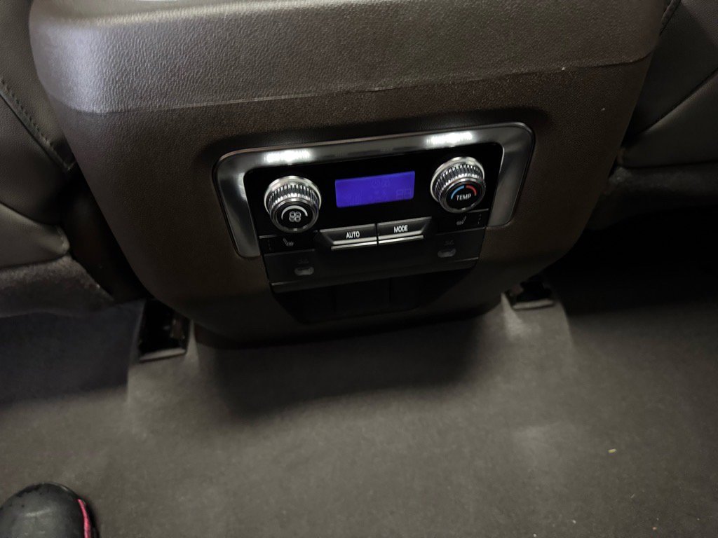 Used 2022 GMC Yukon SLT w/ SLT Premium Package image 13