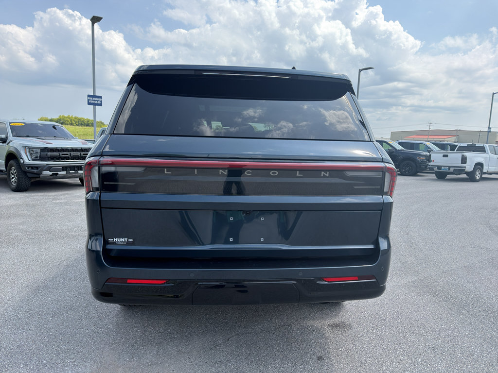 Used 2025 Lincoln Navigator Reserve AWD/4WD image 6