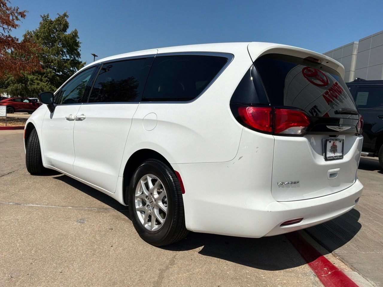 Used 2024 Chrysler Voyager LX FWD image 8