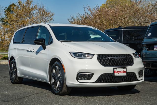 New 2026 Chrysler Pacifica Select image 2