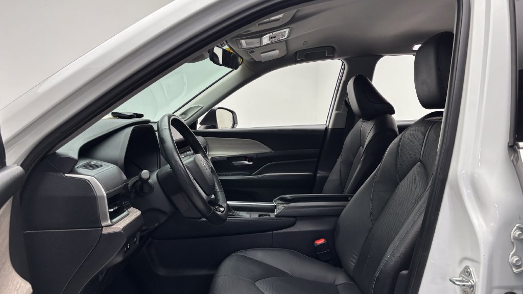 Used 2024 Toyota Grand Highlander AWD image 11