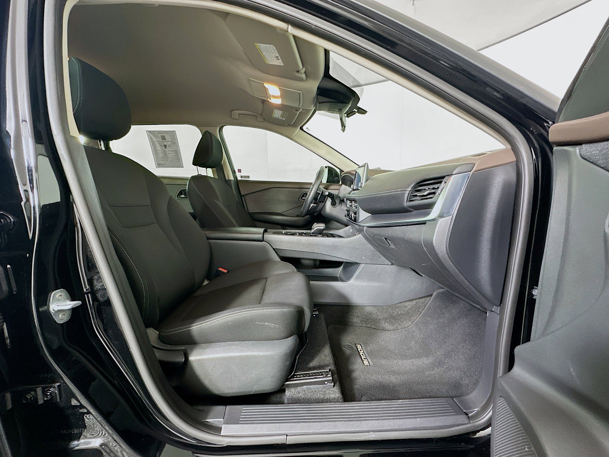 Used 2023 Nissan Rogue S image 31