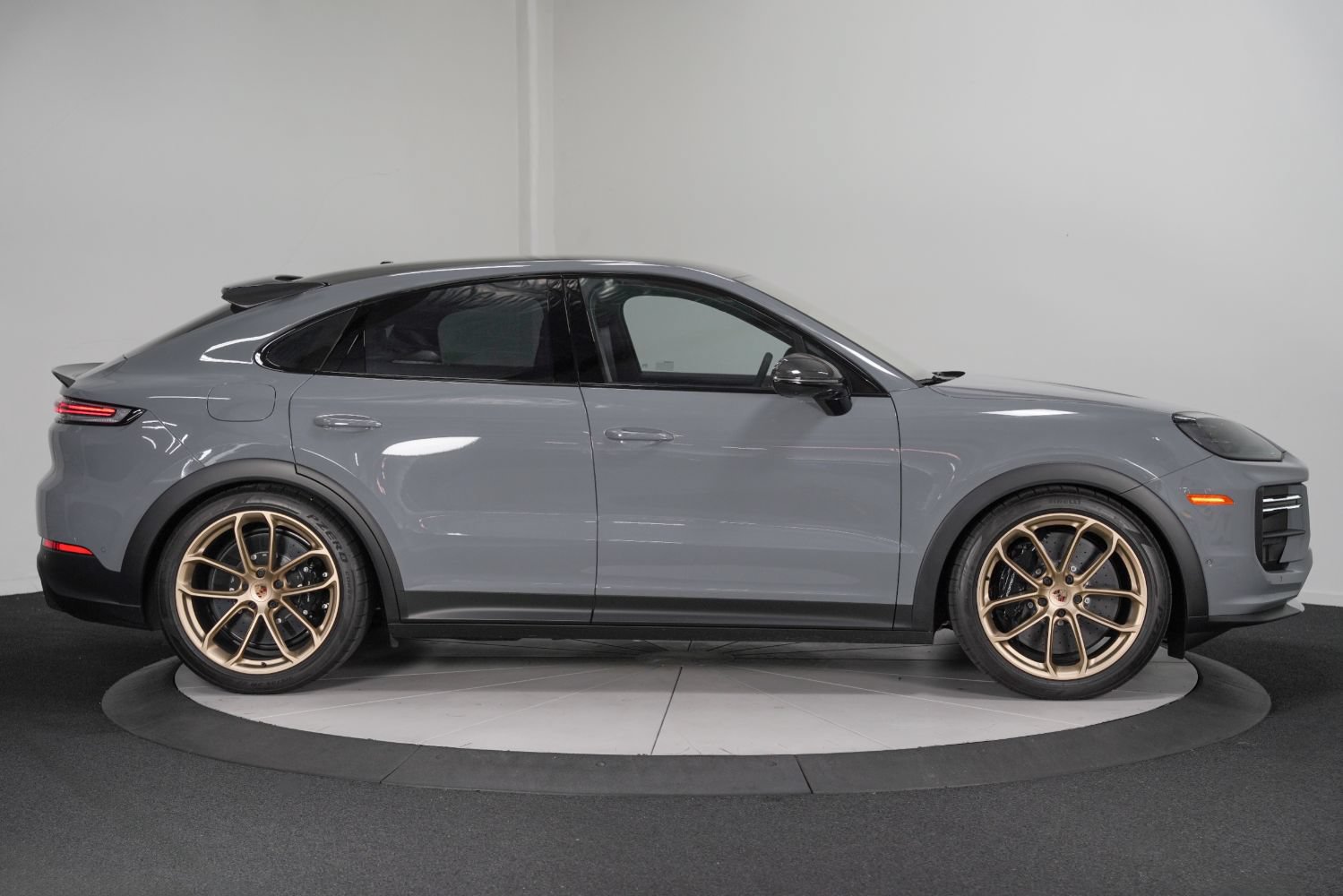 Used 2025 Porsche Cayenne Turbo GT AWD/4WD image 8