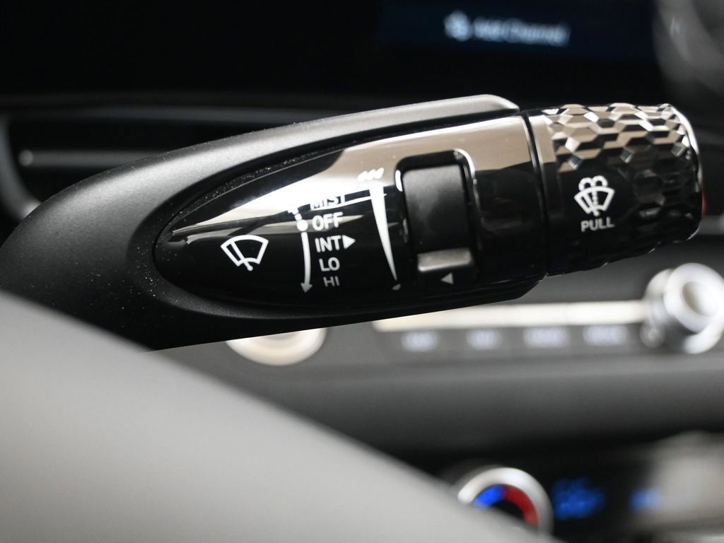Certified 2025 Hyundai Elantra SEL FWD image 33