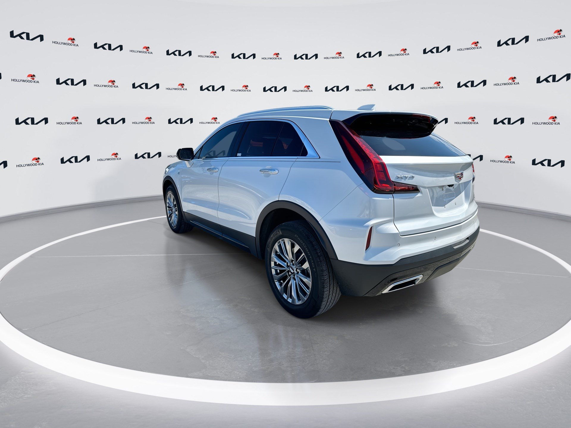 Used 2024 Cadillac XT4 Premium Luxury w/ Technology Package FWD image 6