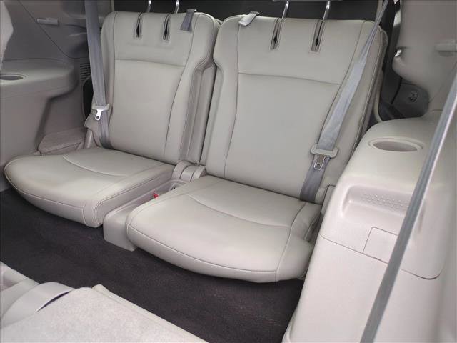 Used 2011 Toyota Highlander SE w/ Tow Pkg image 16