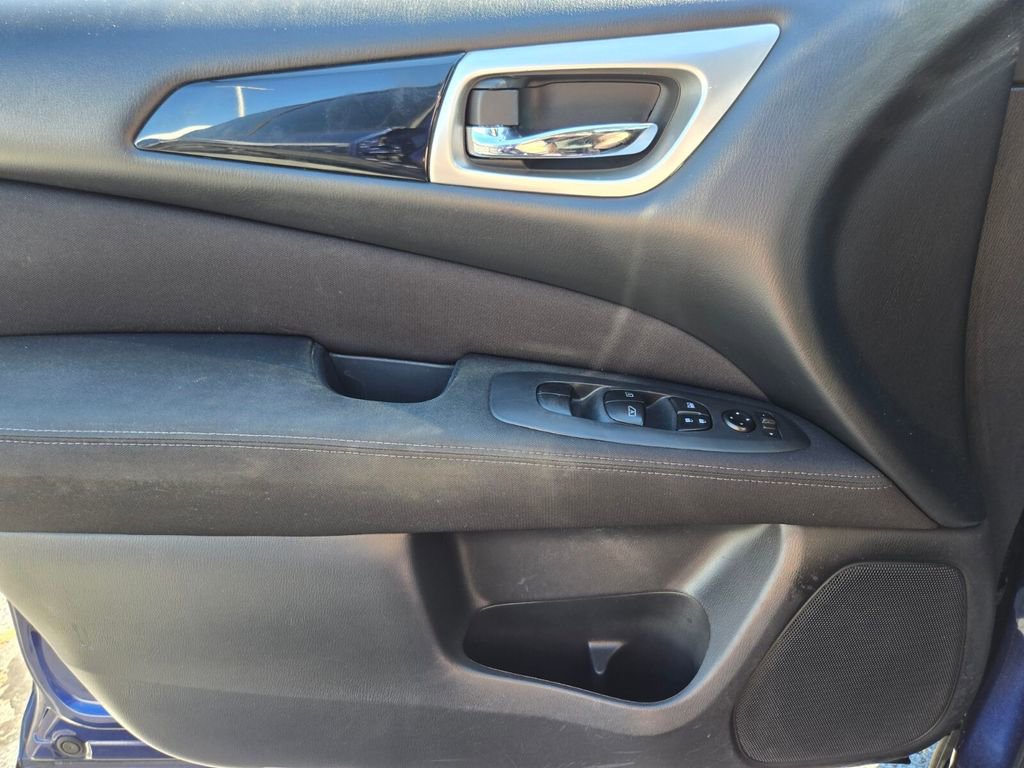 Used 2017 Nissan Pathfinder SV AWD/4WD image 30
