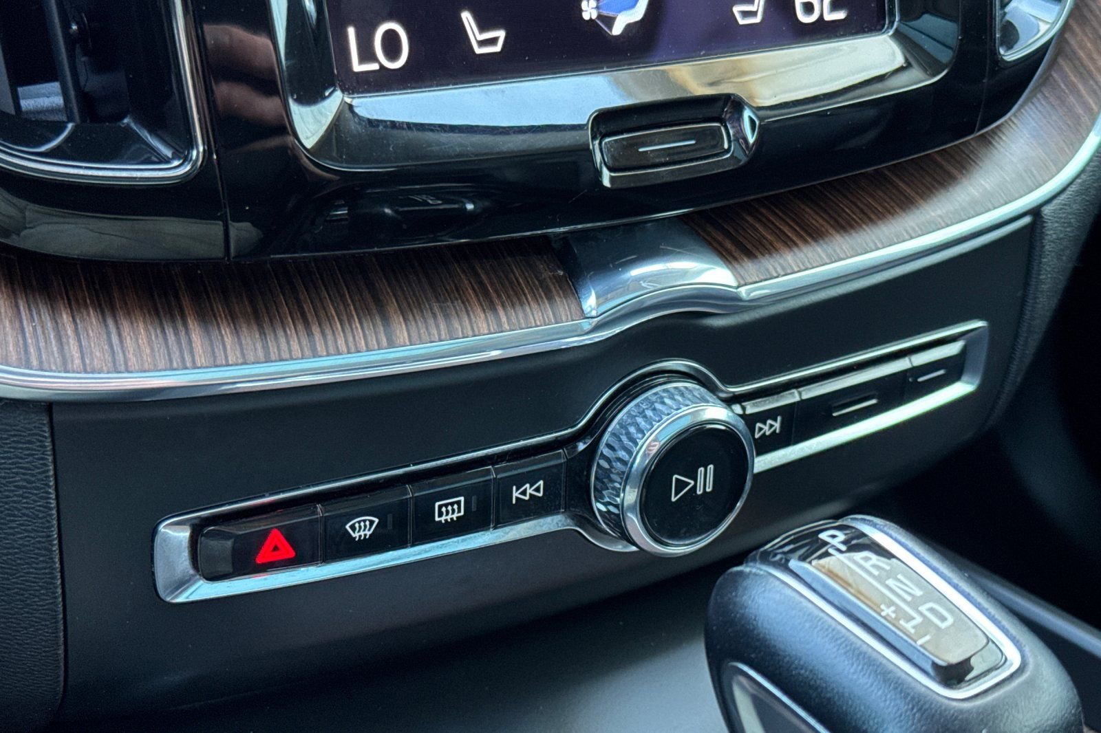 Used 2021 Volvo XC60 T6 Momentum image 22