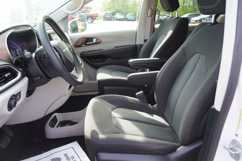 Used 2023 Chrysler Voyager LX image 20