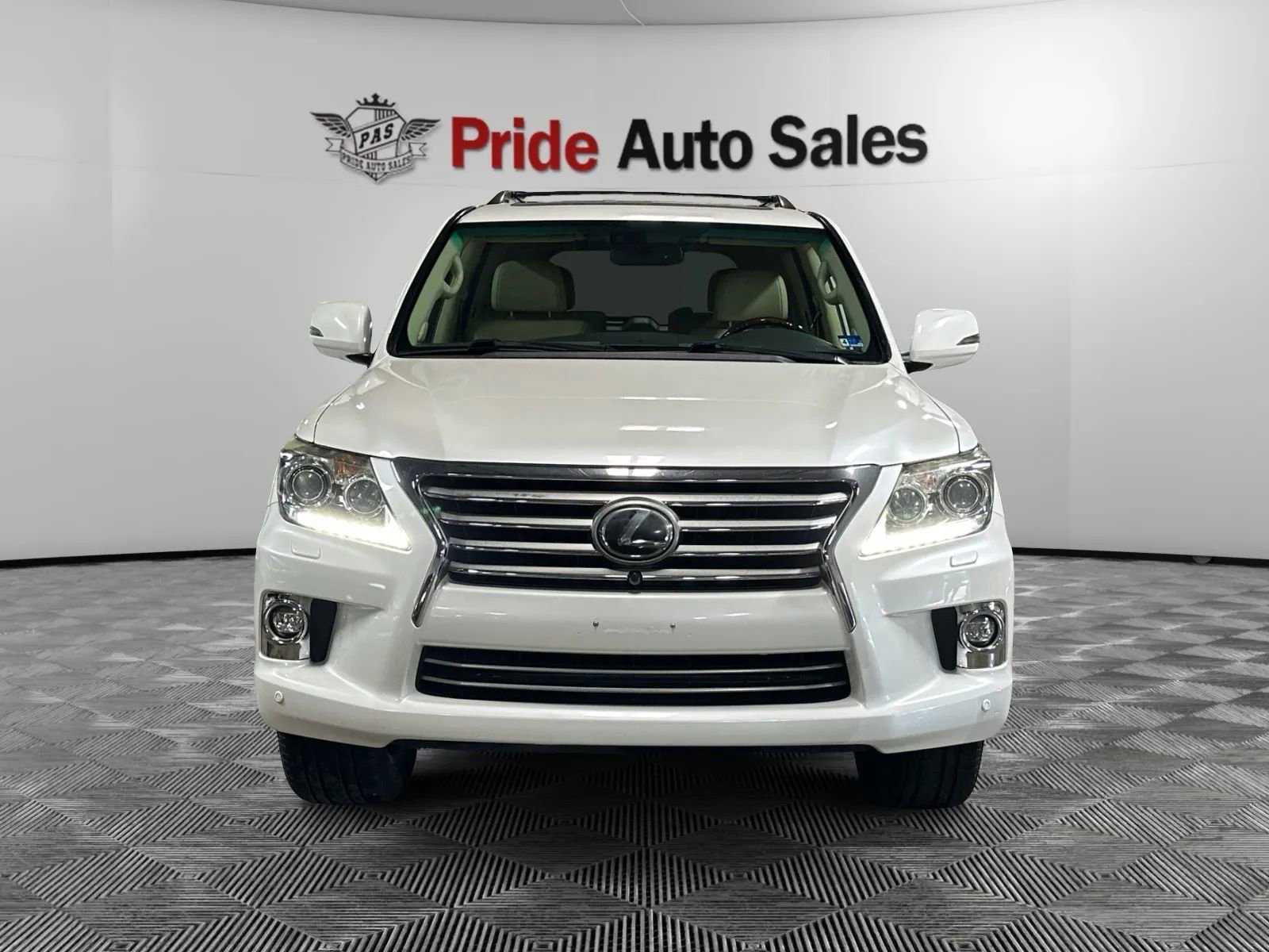 Used 2015 Lexus LX 570 4WD image 2