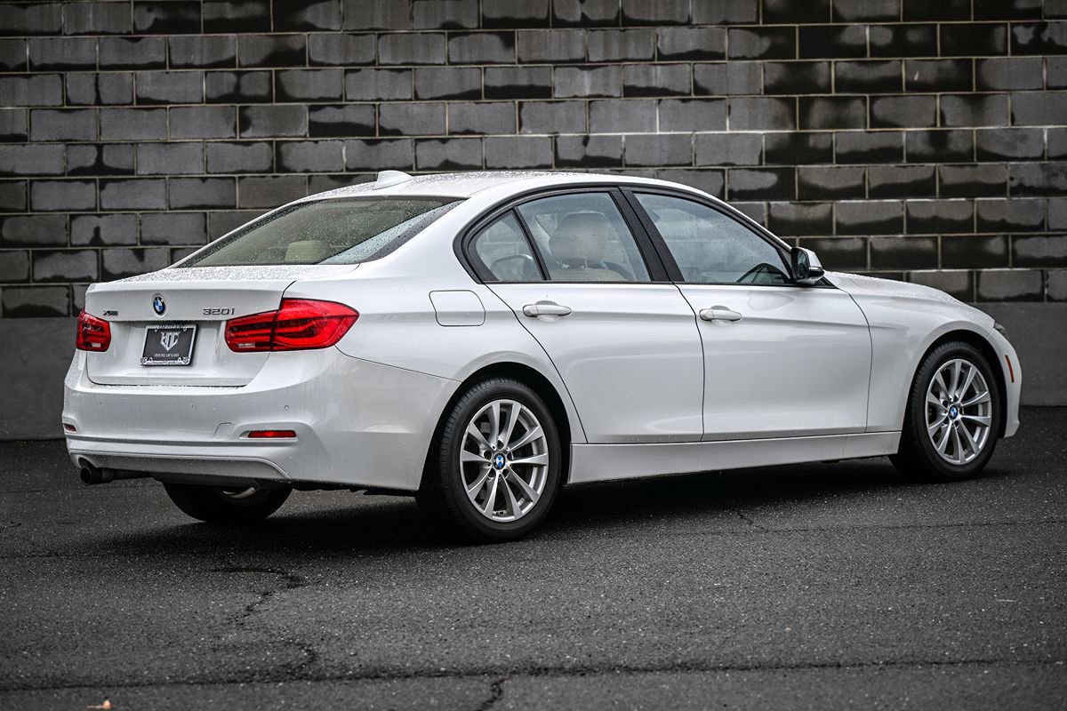 Used 2017 BMW 320i xDrive Sedan AWD/4WD image 3