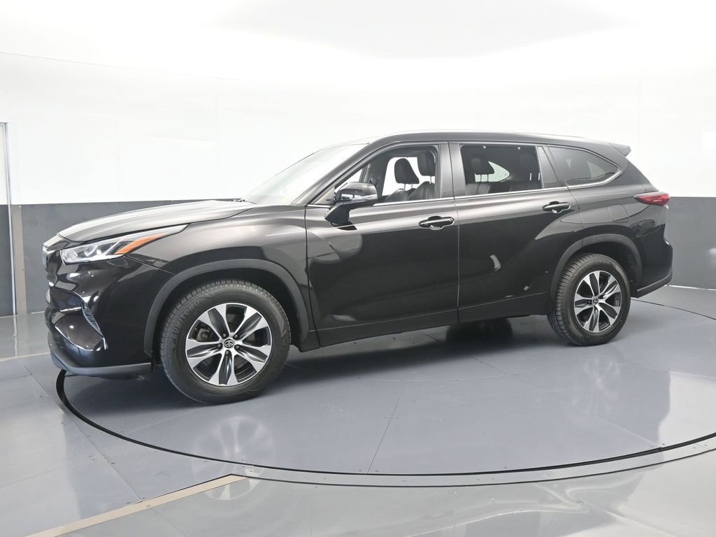 Used 2021 Toyota Highlander XLE image 2