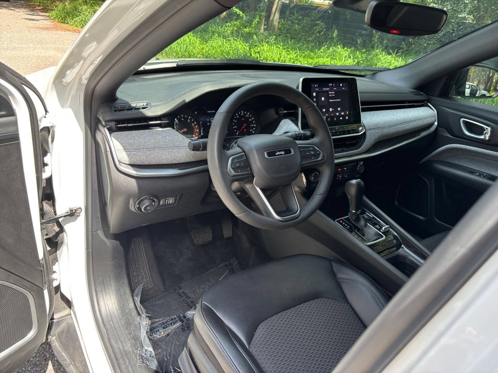 Used 2025 Jeep Compass Latitude AWD/4WD image 33