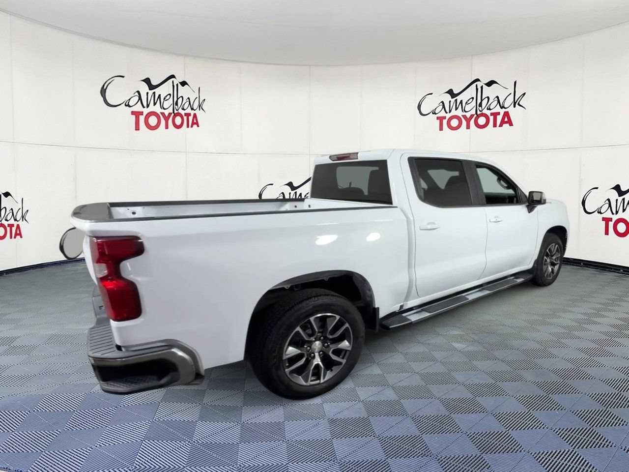 Used 2022 Chevrolet Silverado 1500 LT RWD image 2