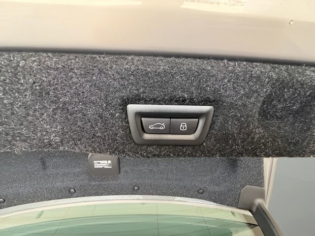 Used 2025 BMW 530i w/ Premium Package image 28