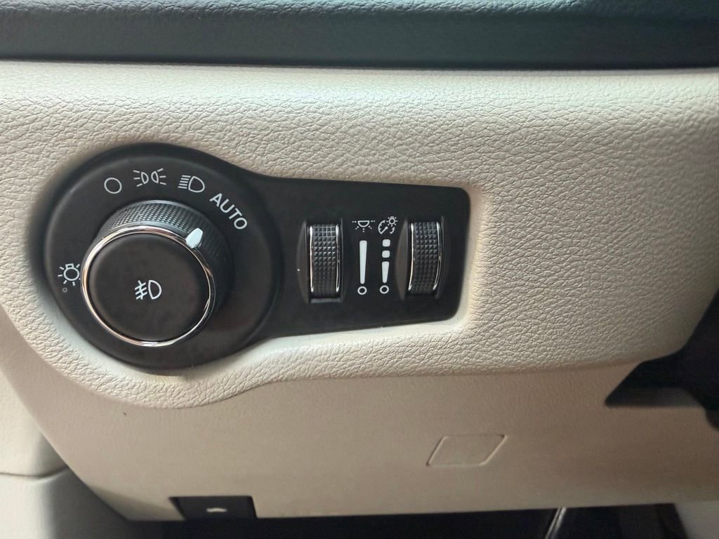 Used 2022 Chrysler Pacifica Touring-L FWD image 21
