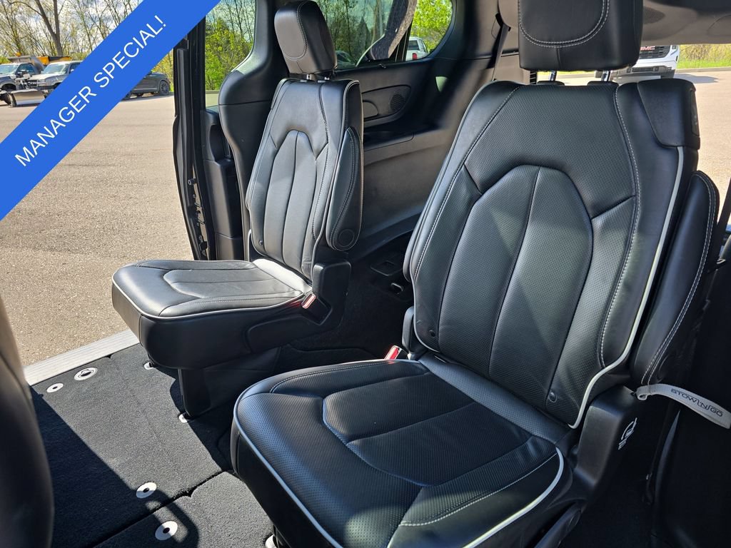 Used 2025 Chrysler Pacifica Limited FWD image 16