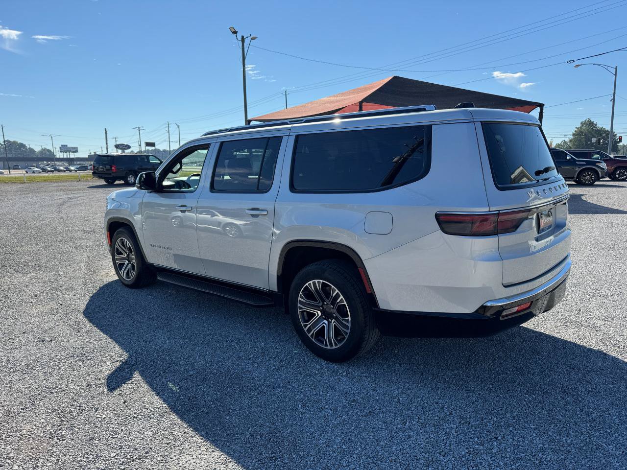 Used 2024 Jeep Wagoneer L Series II RWD image 17