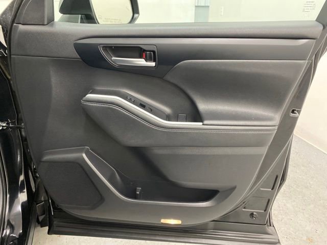 Used 2023 Toyota Highlander XLE image 39