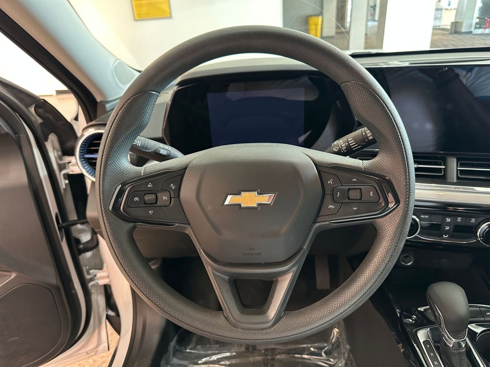 Used 2025 Chevrolet Trax LT FWD image 27