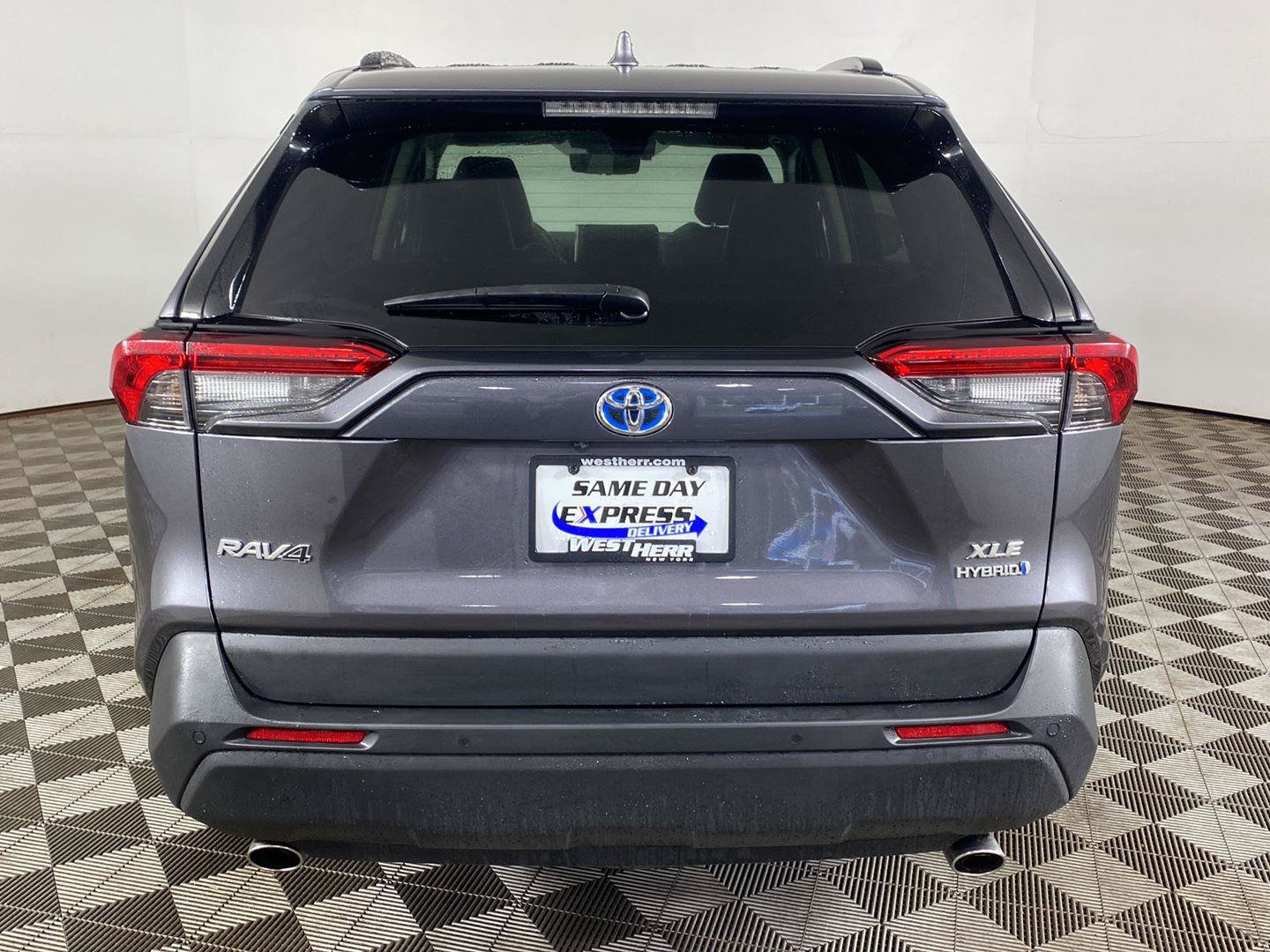 Used 2021 Toyota RAV4 XLE Premium AWD/4WD image 5