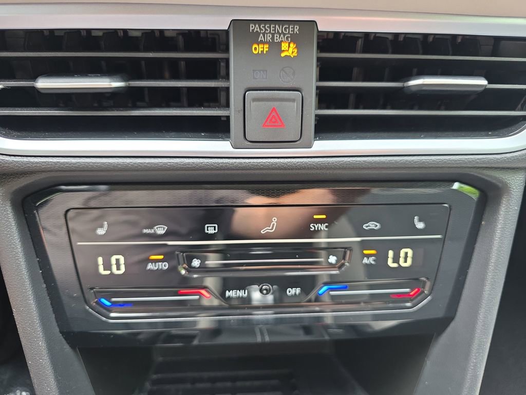 Used 2025 Volkswagen Taos SE FWD image 28