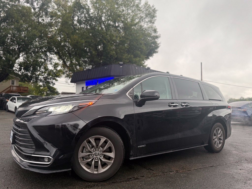 Used 2021 Toyota Sienna XLE FWD image 1