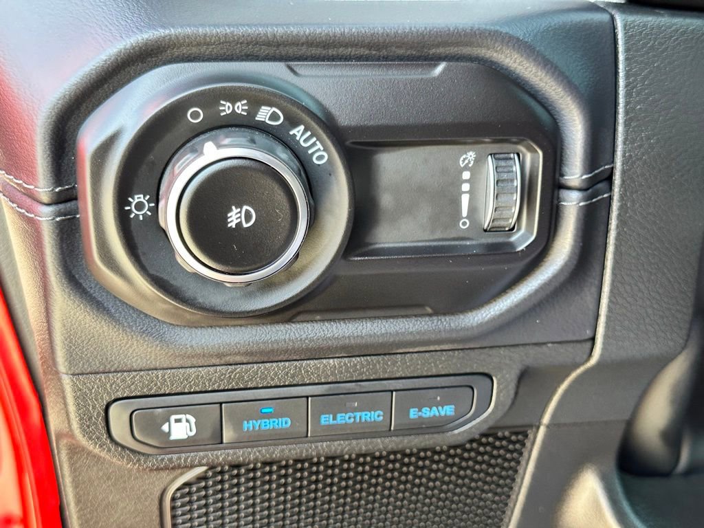 Used 2025 Jeep Wrangler Unlimited Sahara image 19