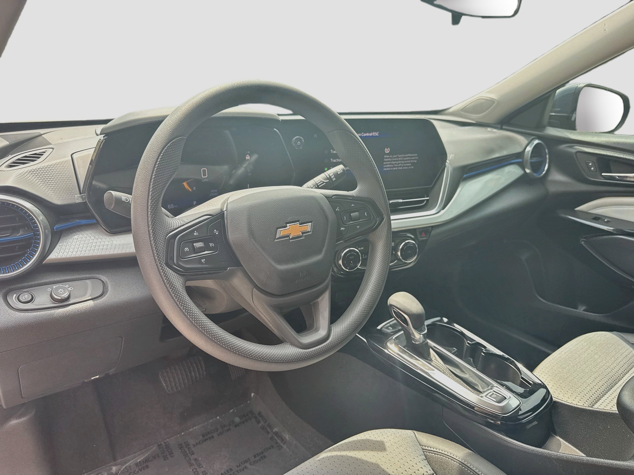 Used 2025 Chevrolet Trax LT FWD image 7