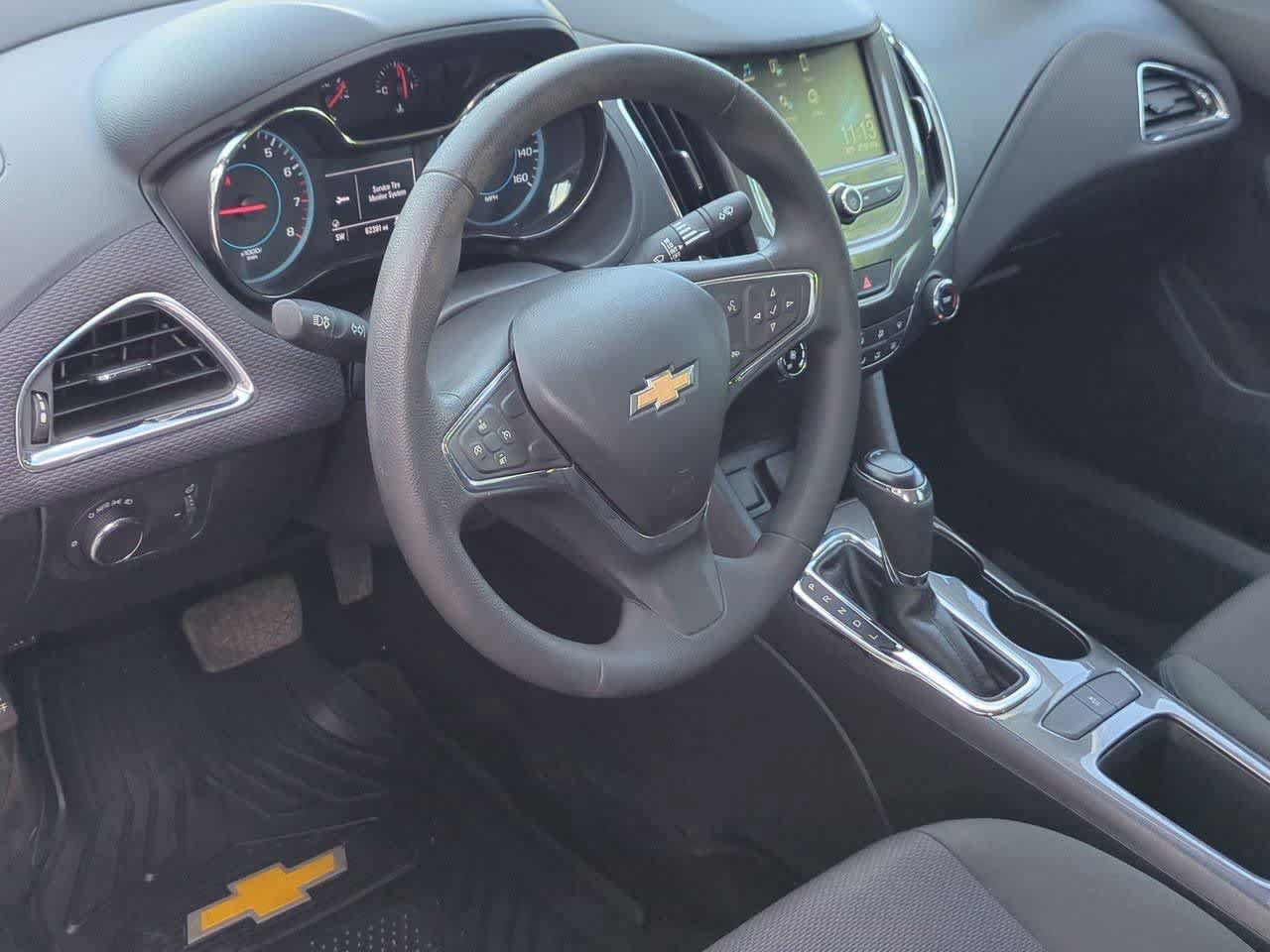 Used 2017 Chevrolet Cruze LT FWD image 2