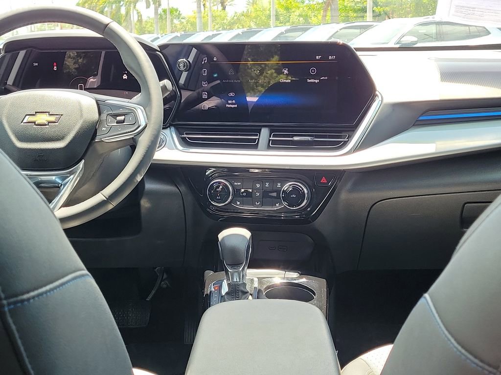 Used 2024 Chevrolet Trax LT w/ Sunroof Package FWD image 16