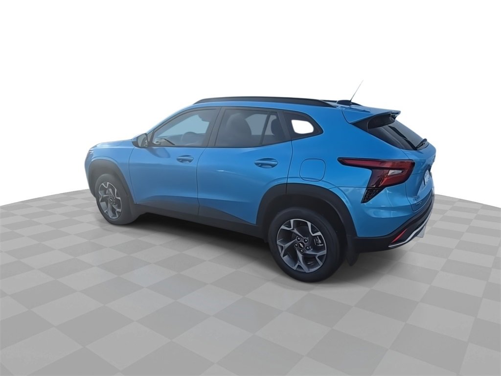 Used 2025 Chevrolet Trax LT w/ Driver Confidence Package image 6