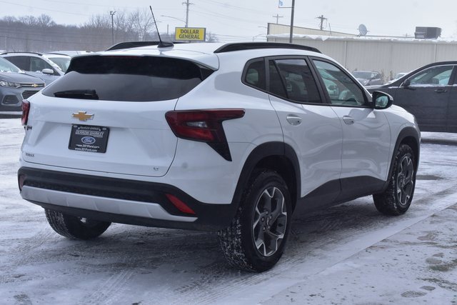 Used 2025 Chevrolet Trax LT w/ LT Convenience Package image 6