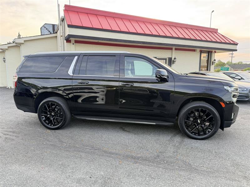 Used 2022 Chevrolet Suburban LT w/ LT Signature Package AWD/4WD image 4