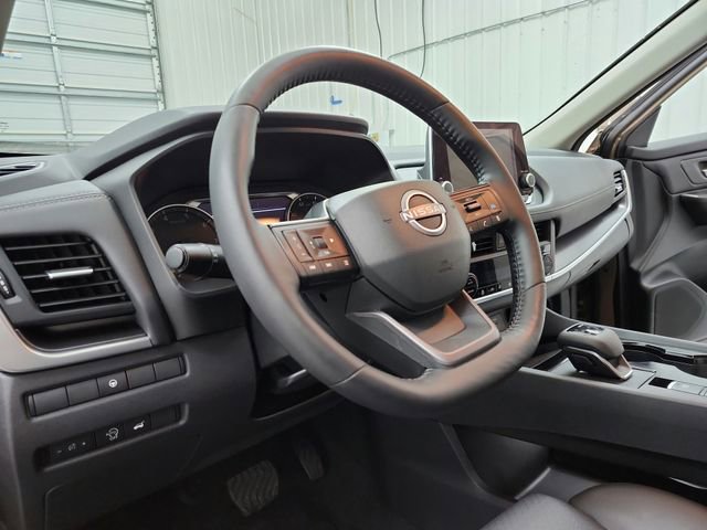 Used 2025 Nissan Rogue SV w/ SV Premium Package image 18