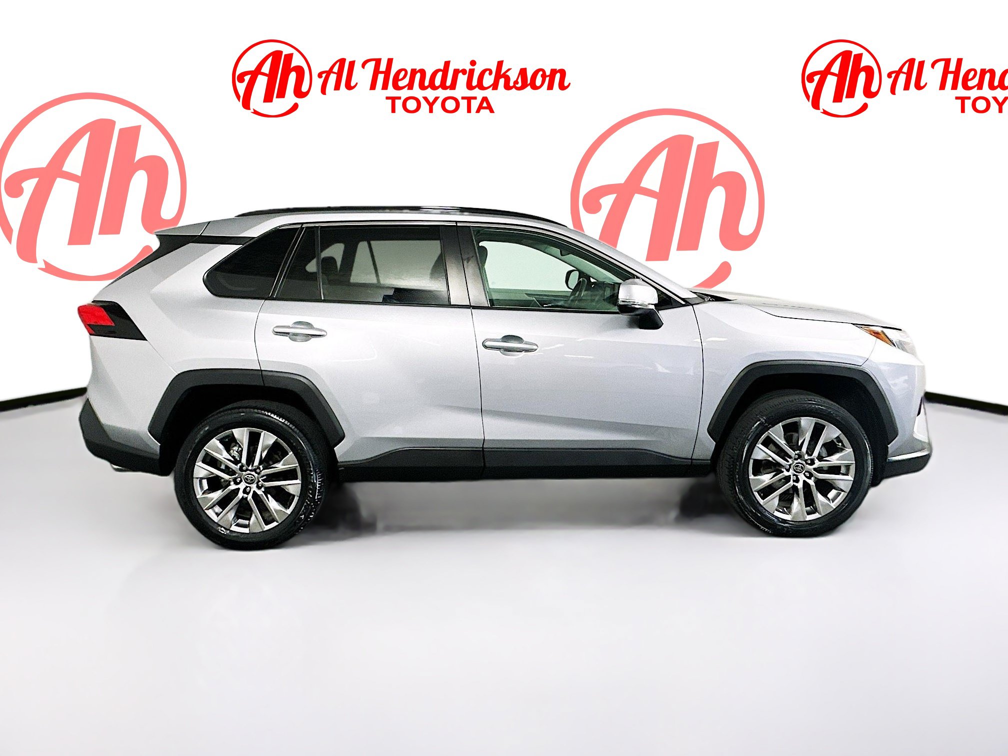 Used 2022 Toyota RAV4 XLE Premium FWD image 2