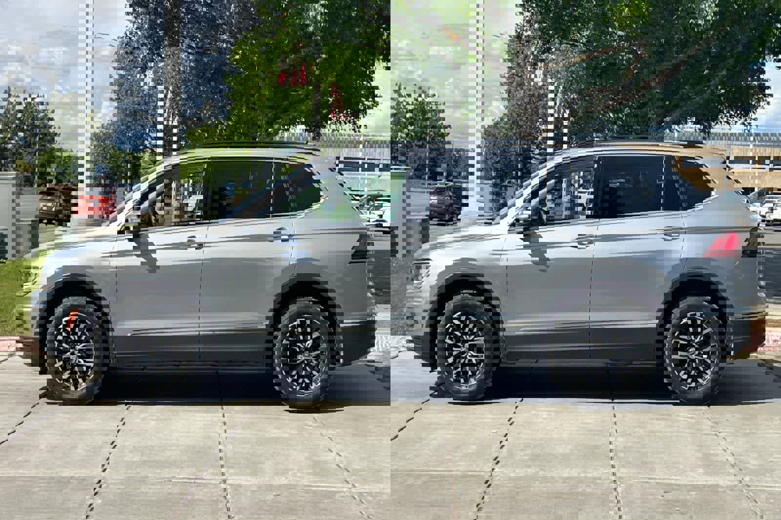 Used 2021 Volkswagen Tiguan SE w/ Panoramic Sunroof Package image 6