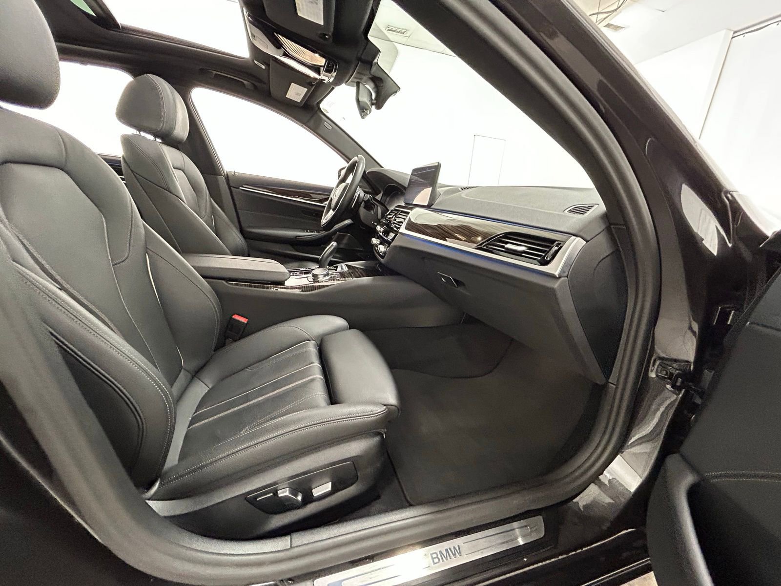 Used 2023 BMW 530e xDrive w/ Executive Package image 41