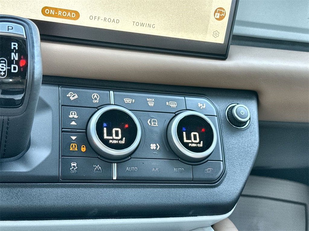 Used 2025 Land Rover Defender 130 X-Dynamic SE image 26