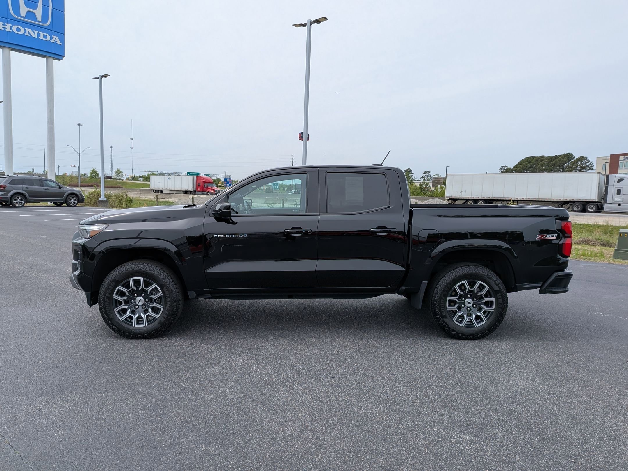 Used 2024 Chevrolet Colorado Z71 w/ Z71 Convenience Package 2 image 6