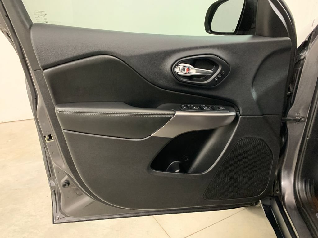 Used 2019 Jeep Cherokee Limited AWD/4WD image 17