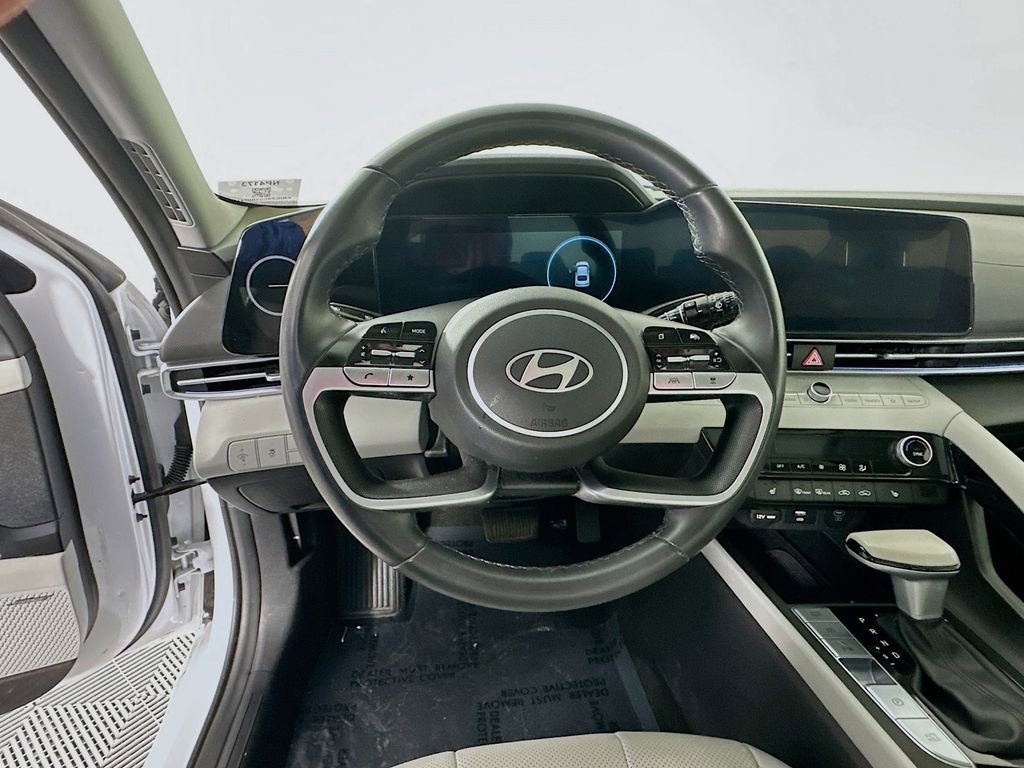 Used 2024 Hyundai Elantra Limited image 16